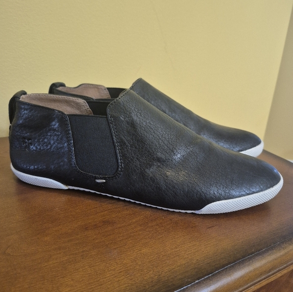 Frye Melanie Chelsea Casual Minimalist Soft Italian Leather Black Flats(8) - Picture 1 of 10